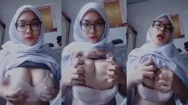 Bokep Indo Indri Cewek Jilbab Kacamata Gede Banget poster