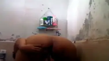 Tante Montok Kocok Memek Di Kamar Mandi Nikmat poster